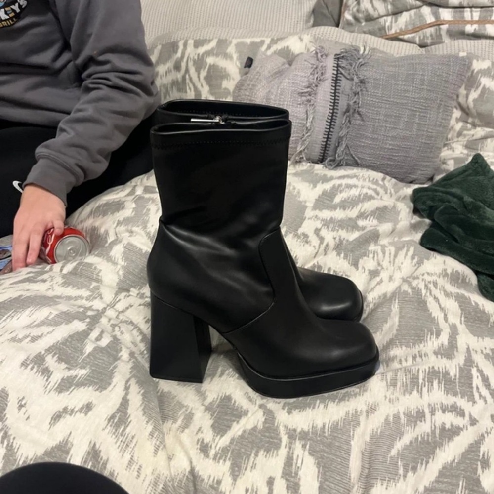 Pull&Bear Sleek Black Heeled Boots